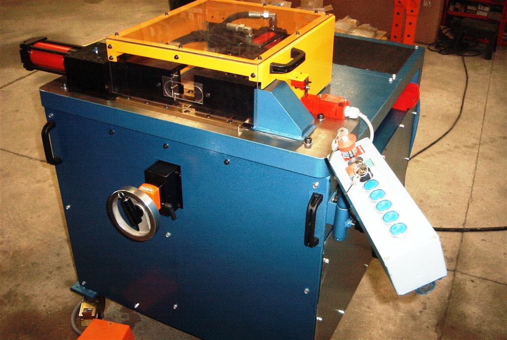 Machine semi-automatique de formage d'extrémité de tube - Aéronautique Tubulures